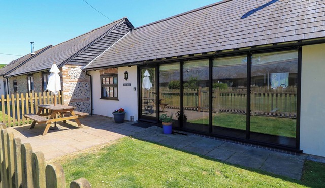 NEW BARN, pet friendly, with open fire in Winterborne Stickland