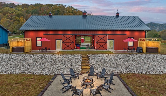 New Barndo/Kayak Launch/2 Private Hot Tubs