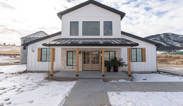 New barndominium with a theater room, AC, large gourmet kitchen with views