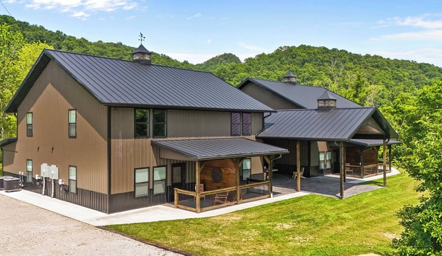 New Barndominium/12 Guest/2 Hot Tubs/2 Kitchens/2 Firepits