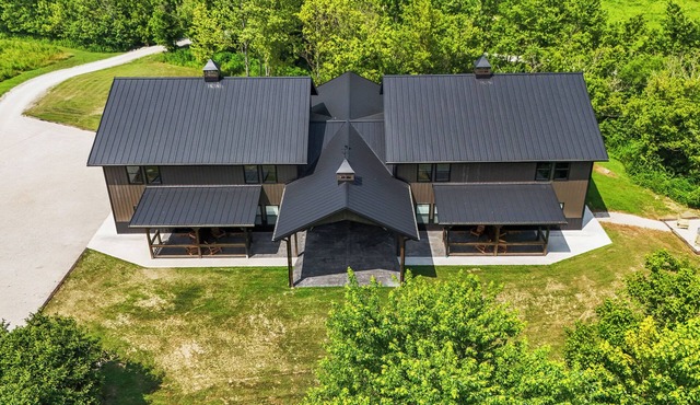 New Barndominium/Sleeps 24/4 Kitchens/4 Hot Tubs/4 Firepits
