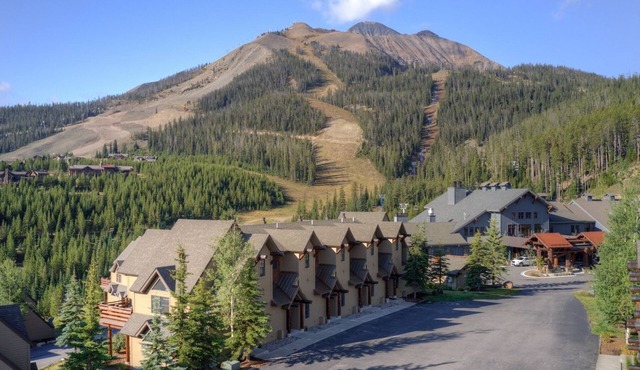 New Bathrooms! 2BR+Moonlight Basin-Hot Tub-Lone Peak View-Gr8 for Couples/Family