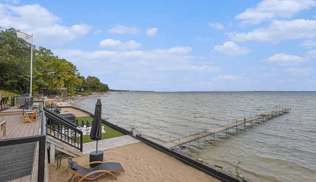 NEW! Bay Shore Retreat – w/Games & Mins to Downtown TC! ➠ 7345