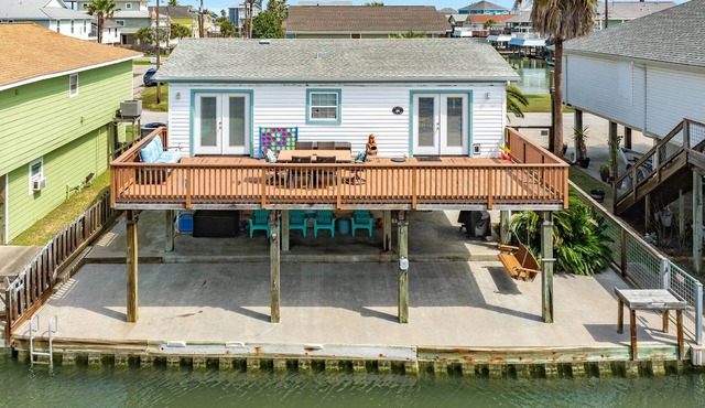 NEW | Bayfront | Beach Nearby | Kayaks | Large Deck | Community Pool | Pets Welcome | Patio