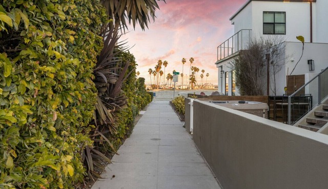 NEW Bayfront Bungalow Getaway! Steps from the beach + Free Parking