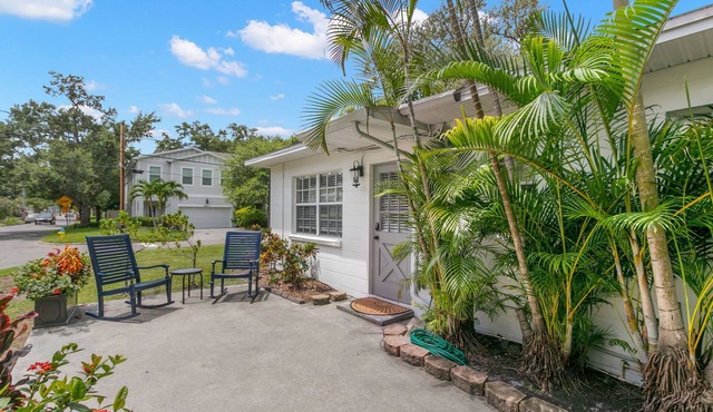 NEW! Bayside Breeze - Charming Apt Near Bayshore