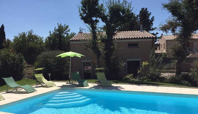 New BBC Villa with pool - Garden - Parking - in a Provencal town