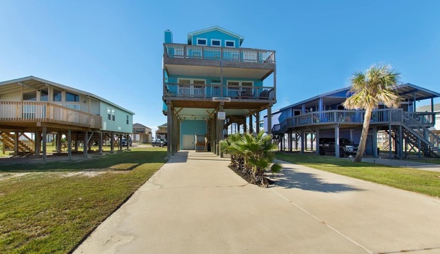 New Beach and Bay Views Large Decks San Luis Pass Pets Welcome