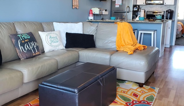 NEW! Beach Chic-Pool-triple bunks-Slps 7-beach chairs & cart-elev-off BW