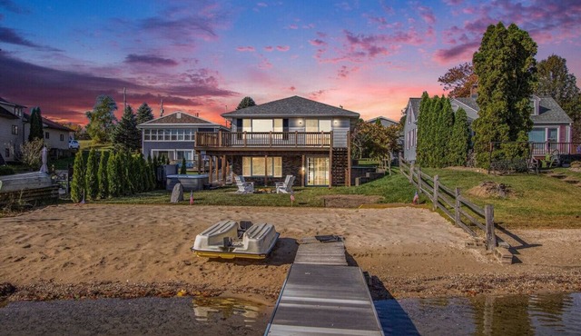 New Beach front 5bd in Sister Lakes w/Hot tub