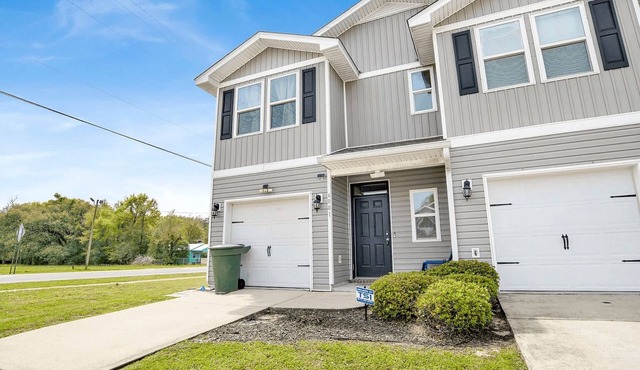 "NEW Beach Home" Mins to Hospital & PNS Airport! 20 min to Hiking/Parks.