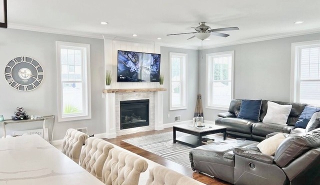 NEW Beach House - 3 blocks to the beach with beach Badges!