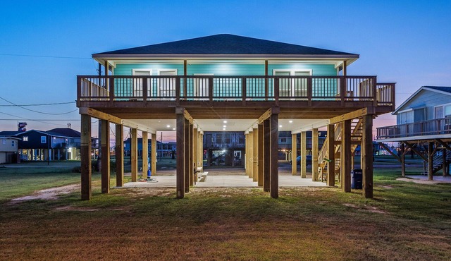 New Beachfront Oasis - Lots of Amenities!