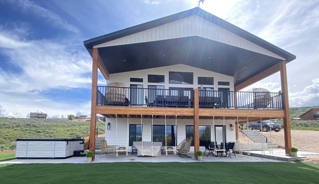 New Bear Lake home on golf course, includes private hot tub! IDEAL BEACH ACCESS