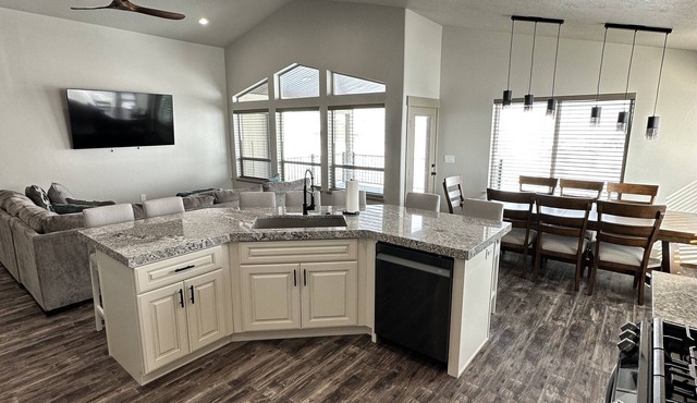 NEW Bear Lake home minutes from Garden City, GORGEOUS views, and Private Hot Tub