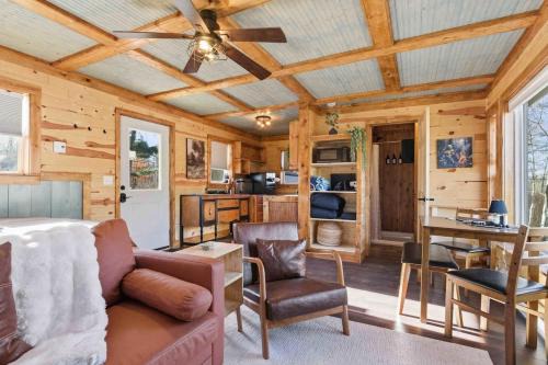 NEW! BEAR Necessities tiny home, outdoor theater!