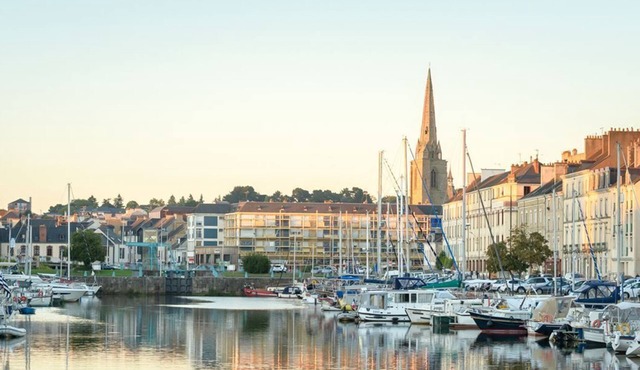 New Beau T3 - sleeps 4 - full heart of town Redon pedestrian street