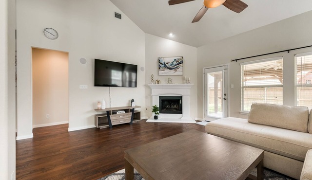 New, beautiful 5 BR, 10 beds, near AT&T Stad,Joe Pool, Sixflag, and pet friendly
