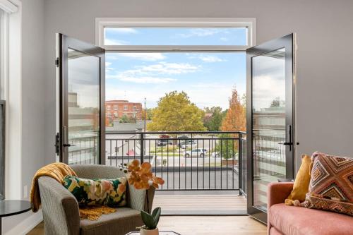 New Beautiful 8th Street Condo with 2 Balconies George 203