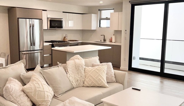*New* Beautiful Beverly Hills Condo w/parking