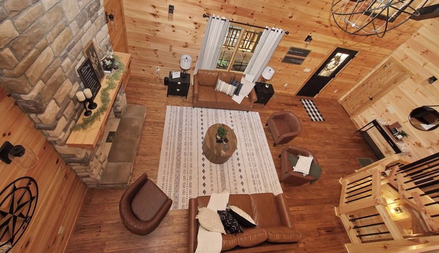"New" Beautiful Cabin/Lodge-CHECKOUT 8 PM ON SUNDAYS! SLEEPS 14- Logan, OH