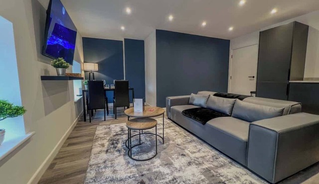 New! Beautiful Central Apartment | Landmark View