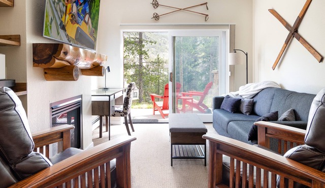 NEW. Beautiful Condo. Quiet Location. Hot Tub.