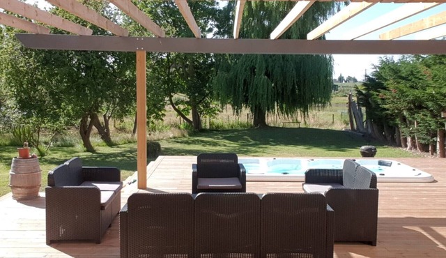 NEW: Beautiful family house with large jacuzzi 10min from the sea