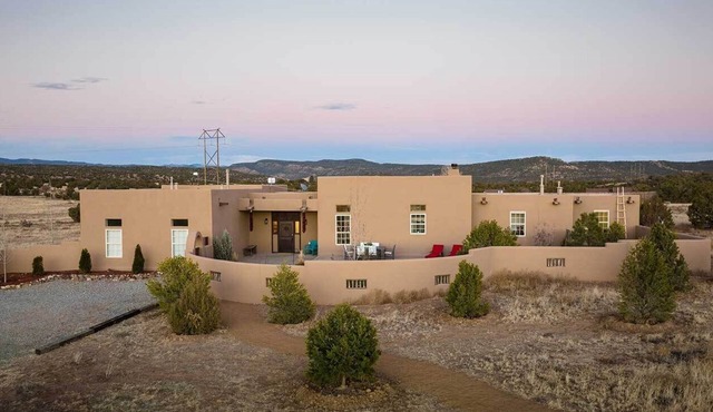 *NEW* Beautiful High End Home 20 min from Plaza