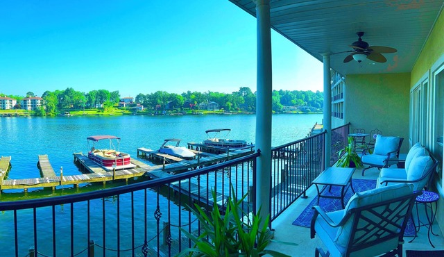 New Beautiful Lake Condo with 180°Lakefront View-Main Channel, Central Location!