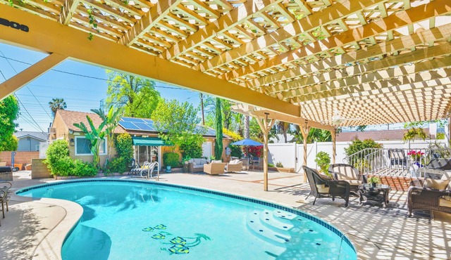 New Beautiful Modern 3 bedroom /Heated Pool with Full Amenities