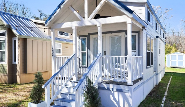 New! Beautiful, Modern Cabin by San Marcos River!