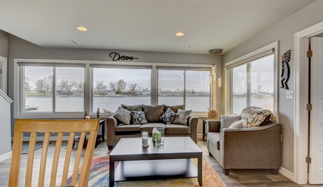 New, Beautiful, Peaceful and Convenient Lake Cottage