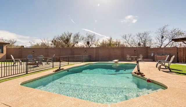 *NEW* Beautiful Private Desert Retreat! Gorgeous! Hot Tub and Pool!