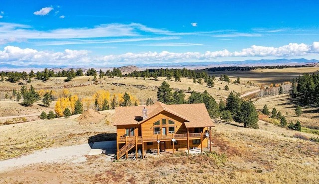 New! Beautiful, Spacious Modern Home on a Large Acreage - Peaks & Prairies Retreat