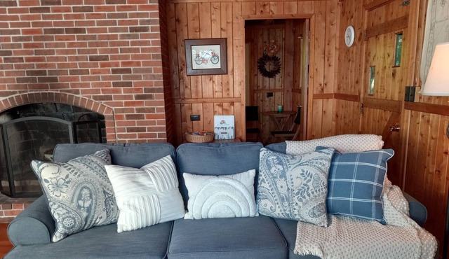 New! Beautiful Sunset Views from this wonderful log home with Kayak, Firepit