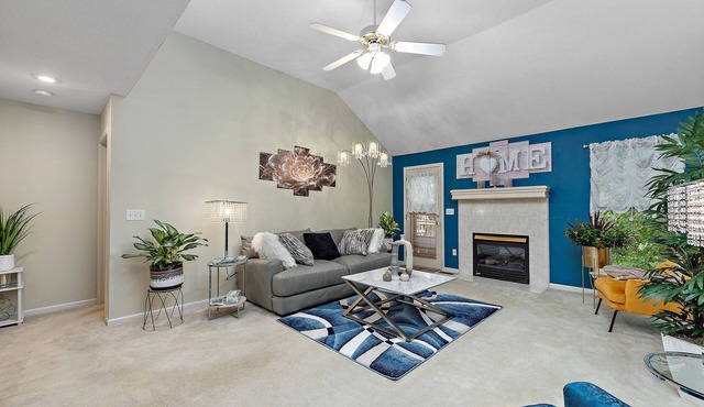 NEW! Beautiful Townhome 11 minutes to Downtown