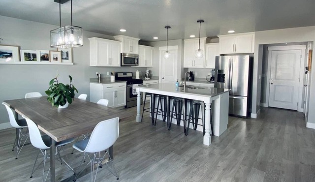 New Beautiful Saratoga Springs Home with Huge Yard