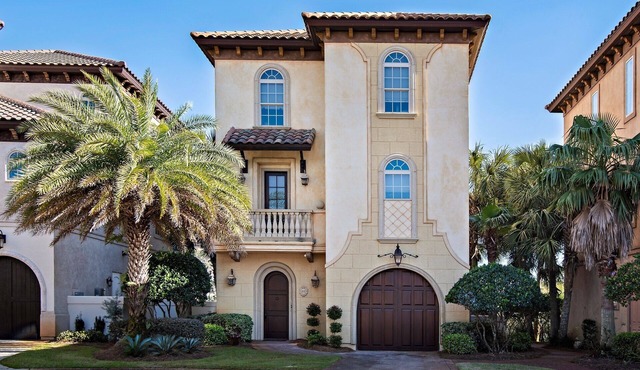 NEW~ Bella Beach ~ Sleeps 10 ~ Minutes to the Beach
