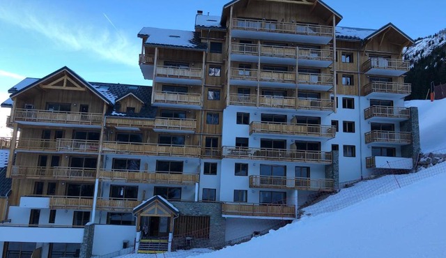 *NEW* Bellevue D’Oz Ski In Ski Out Luxury Apartment (8-10 Guests)