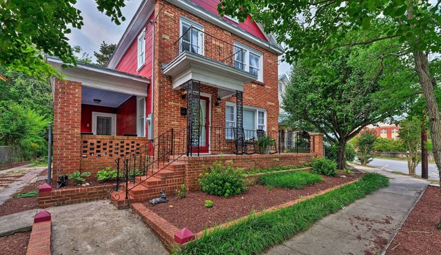 New Bern Home w/Yard, Grill + Walkable Location