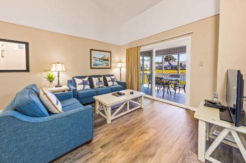 New Bern Lakeside Getaway-Modern 2BR Apartment with Resort Amenities
