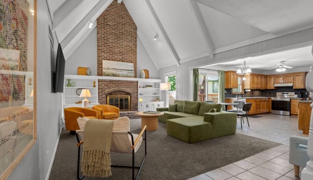 NEW: Big House, 13 beds, 6 bedroom, 17 min to DT