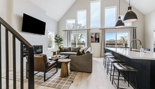New Biltmore Village 5-bed Home, 2 Decks & Mtn Views!