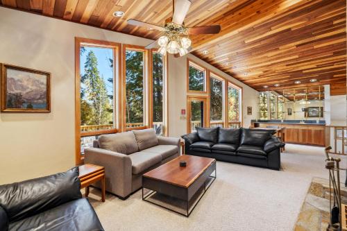 New! Birch Fairway House - On golf course - Hot tub - Garage - Family friendly