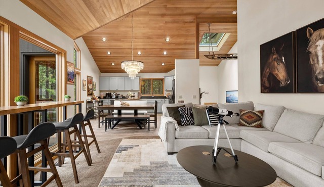 NEW/Black Butte Ranch/Sauna/Hot Tub/Kids Playroom