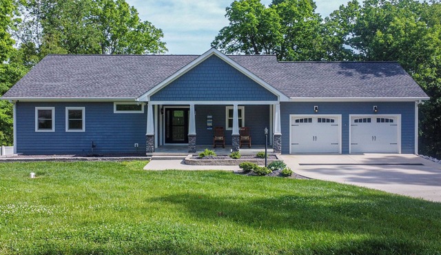 New! Blue Oasis- Lakefront Getaway only 20 minutes from Murray State University.