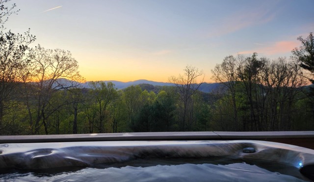 New! Blue Ridge Dream ~ Relax in Asheville 5BR~ Hot Tub ~ Fireplace ~ Mtn Views!