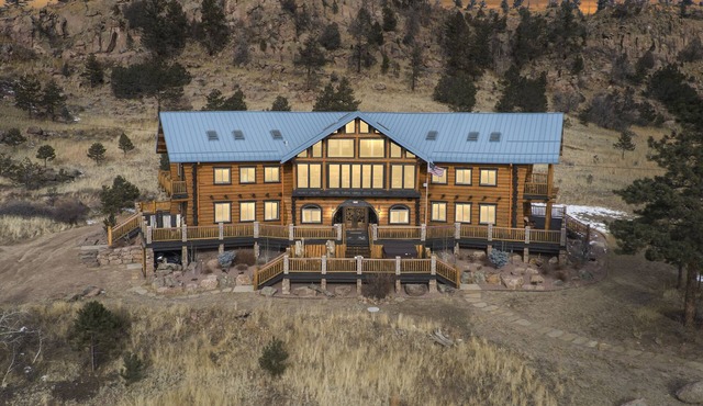 NEW Blue Sky Lodge on 80 Acres! Hot Tub, Decks, WiFi, wet bar, firepit, gym