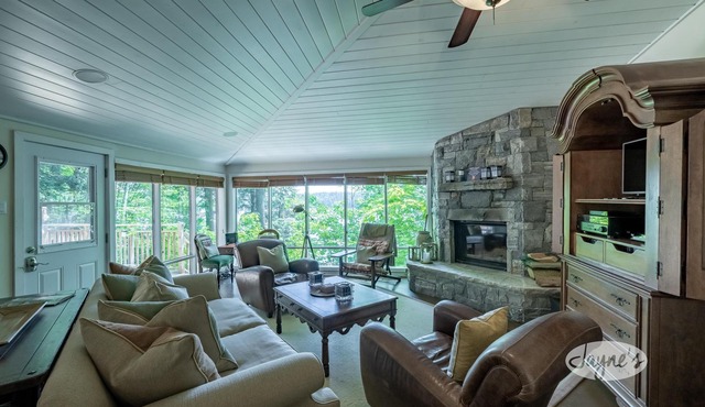 New Boathouse! Traditional Beauty 4Bed, 3Bath Cottage & Bunkie on Lake Rosseau!